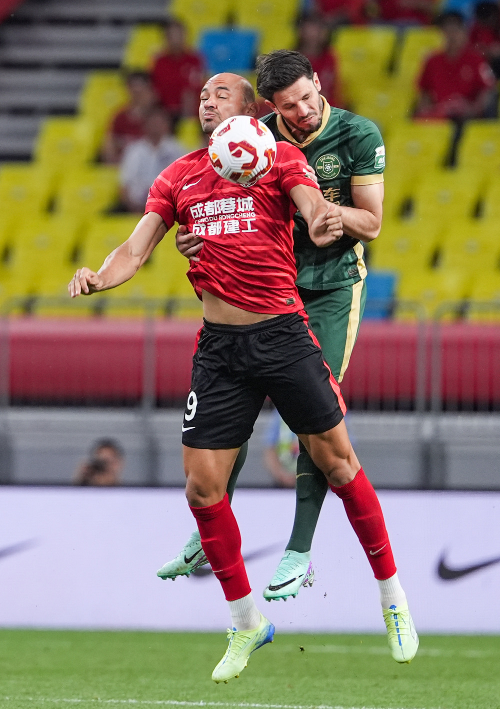 佩莱格里尼：塞维利亚落后时球迷往球场投掷杂物，这样不对（佩莱格里尼：塞维利亚球迷在球队落后时向场内掷物，行为不当）