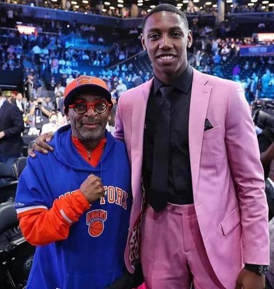 李扬两次失误葬送好局！盯人不紧，踢人送点，蓉城球员集体不满（李扬两度失误断送优势：盯防松懈、犯规送点，蓉城将士集体不满）