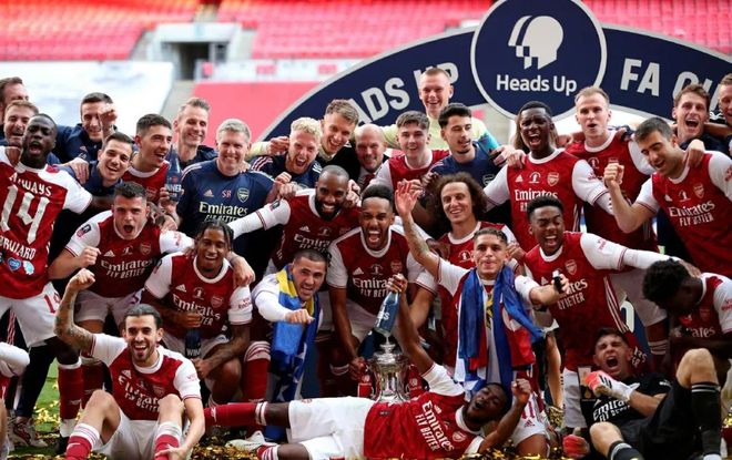 伊涅斯塔：中场球员当教练更能掌控全局，小法现在做得非常好（伊涅斯塔：中场出身的教练更易把控全局，小法执教表现出色）