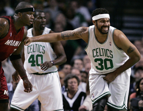 世界杯预热海报里没有C罗遭质疑，FIFA删除原海报改“怀旧”（C罗缺席世界杯预热海报引争议，FIFA撤下原图改发“怀旧”版）