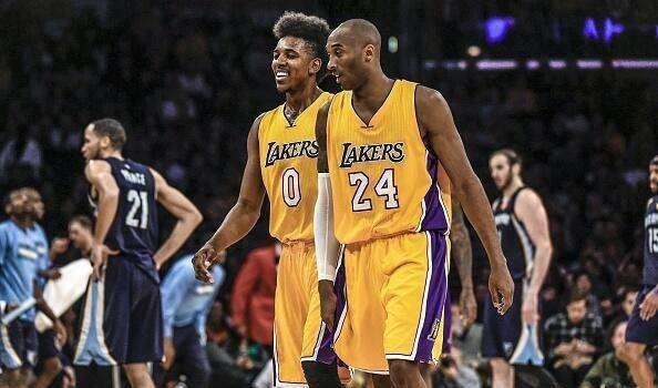 稳定发挥！杰伦威半场6中4拿到11分4助攻1抢断（稳健输出！杰伦威半场6投4中砍下11分4助攻1抢断）