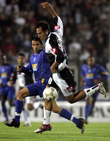 中足联官方：因球迷不当言行，对蓉城罚款50万并罚部分空场（中足联通报：因球迷不当行为，蓉城被罚款50万元并遭部分主场空场处罚）