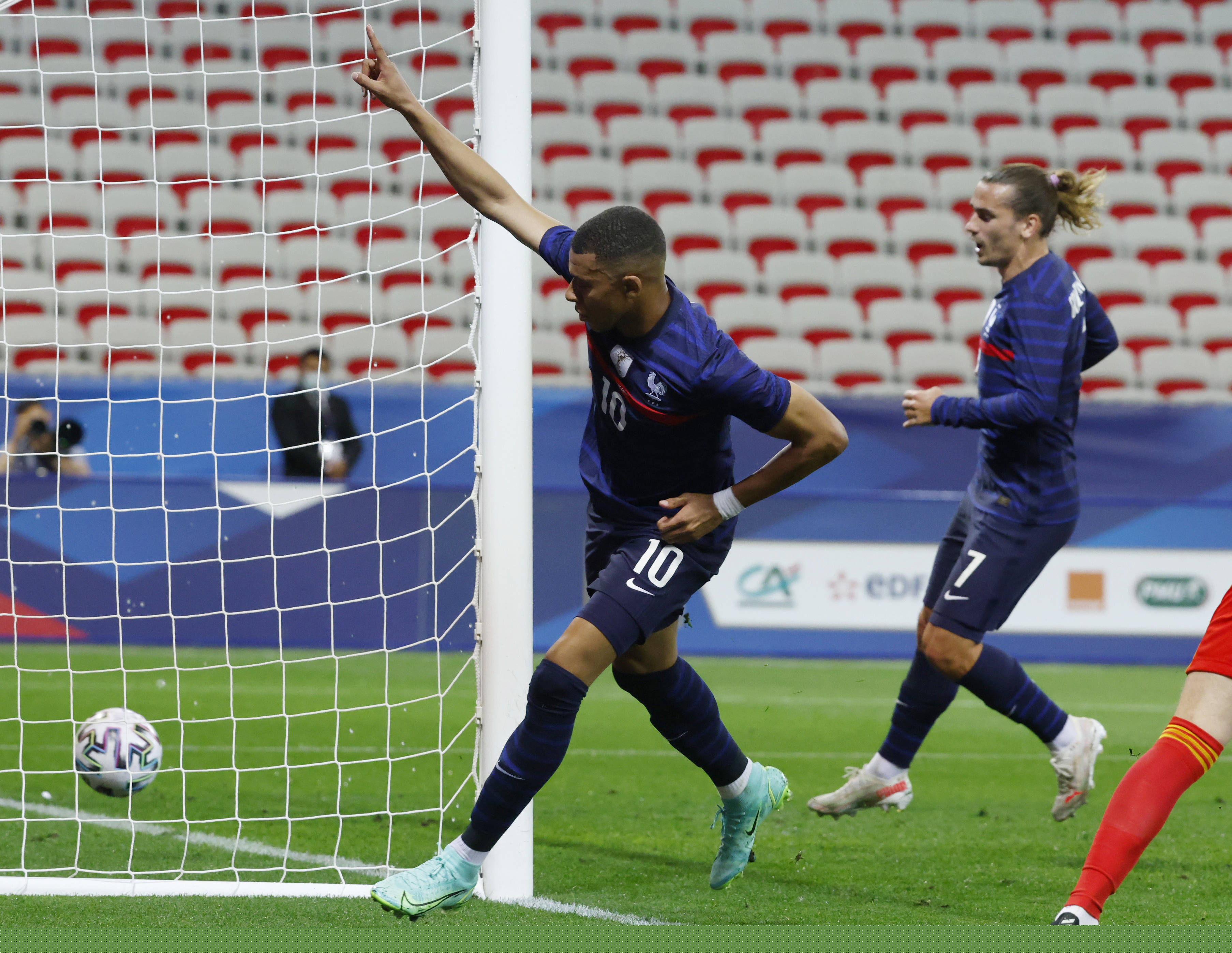 气还没消？卢克曼在与尤里奇争执后取关亚特兰大官方社媒（怒气未消？与尤里奇争执后，卢克曼取消关注亚特兰大官方账号）