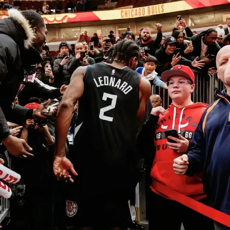 法媒：梅斯后卫夸奥不满未首发，坐在皮球上拒绝赛前热身（法媒：落选首发心生不满，梅斯后卫夸奥赛前坐球拒绝热身）