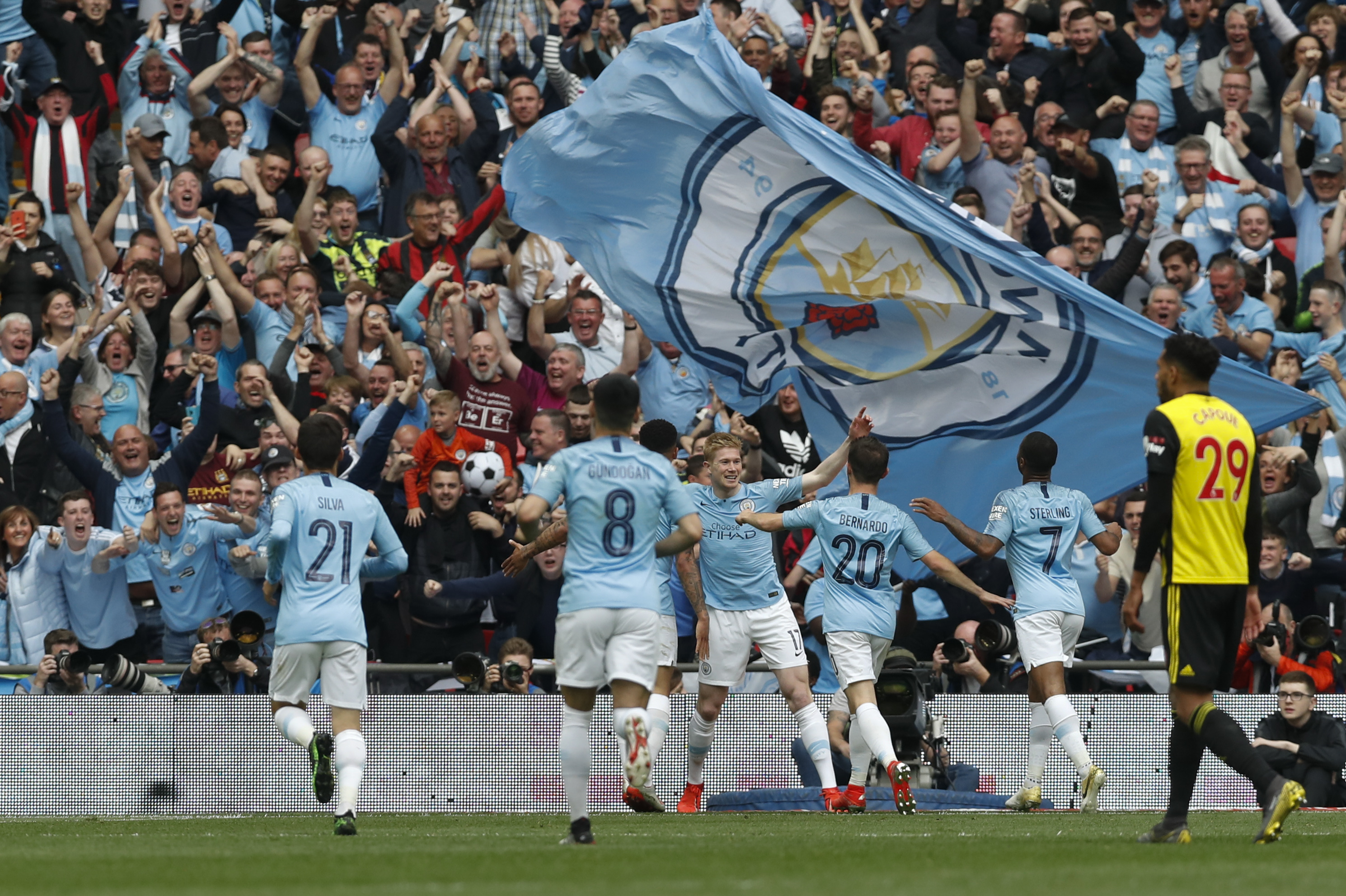 C 罗专访炸裂言论合集！退役时间定了，但这些争议更炸！（C罗专访火力全开：退役时间已定，争议话题更惹火）