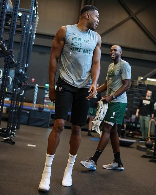 曼联旧将：B费要学会包容队友，而利马是一位天生领袖（前曼联球员：B费应学会包容队友，利马天生具备领袖气质）