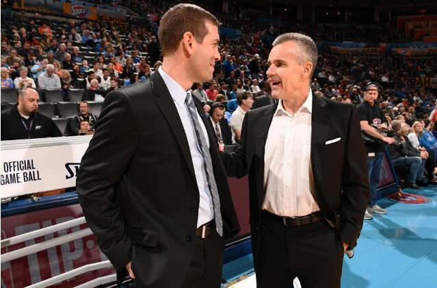 小法：梅西第一次训练就把我晃倒了；现在的球员有点被宠坏了（法布雷加斯：梅西首次训练就把我晃倒，如今的球员有些被惯坏了）