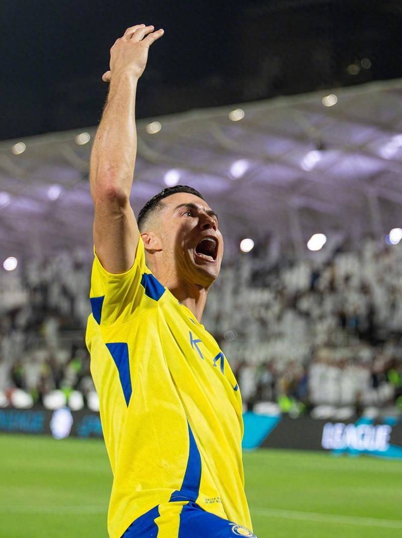 疯狂的足球：米兰门神迈尼昂的盘带合集（足坛狂潮：AC米兰门将迈尼昂盘带集锦）