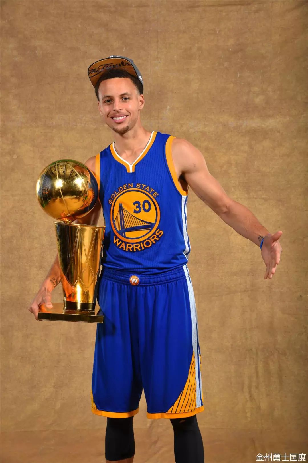 梅西抵达印度！被高喊梅西！有球迷表示为了看梅西愿意离婚！（梅西抵达印度，现场呼声震天：有球迷称为见他愿离婚）