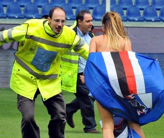 北京国安玄学加持？罕见：河南球迷震撼出征，大量聚集在候车厅（北京国安气运加成？少见一幕：河南球迷浩浩荡荡启程，候车厅人潮涌动）