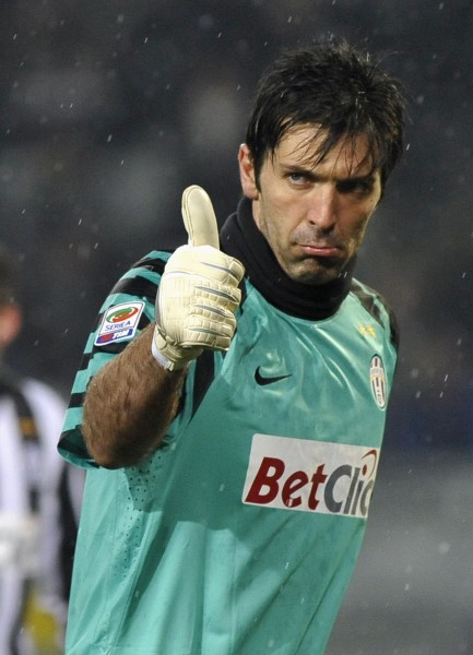 拜仁官方：帕夫洛维奇、比朔夫因病缺席，金玟哉膝盖受伤（拜仁通报：帕夫洛维奇、比朔夫因病缺阵，金玟哉膝部受伤）