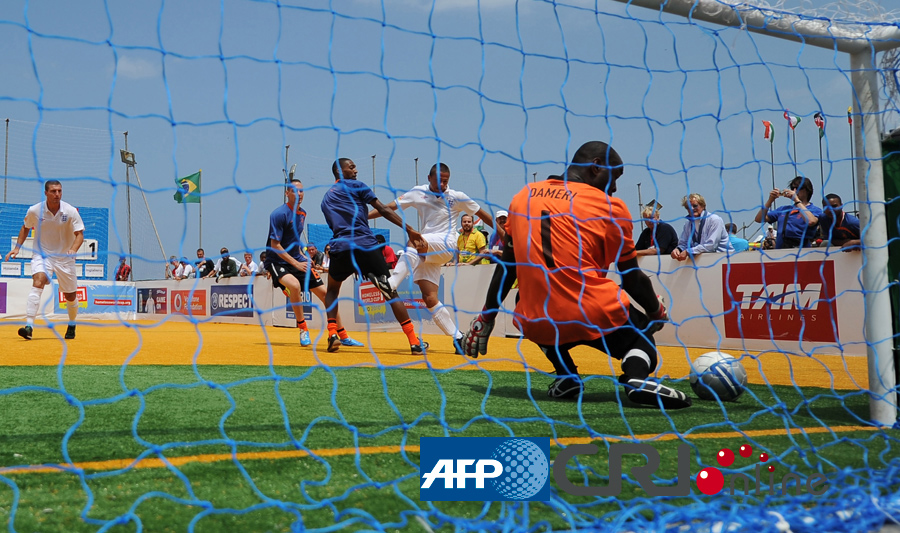 米兰本赛季表现强劲，阵容稳定，今夜对阵萨索洛关键，需全力争胜。（米兰本季状态火热、阵容稳定，今夜对萨索洛一战至关重要，唯有全力争胜）