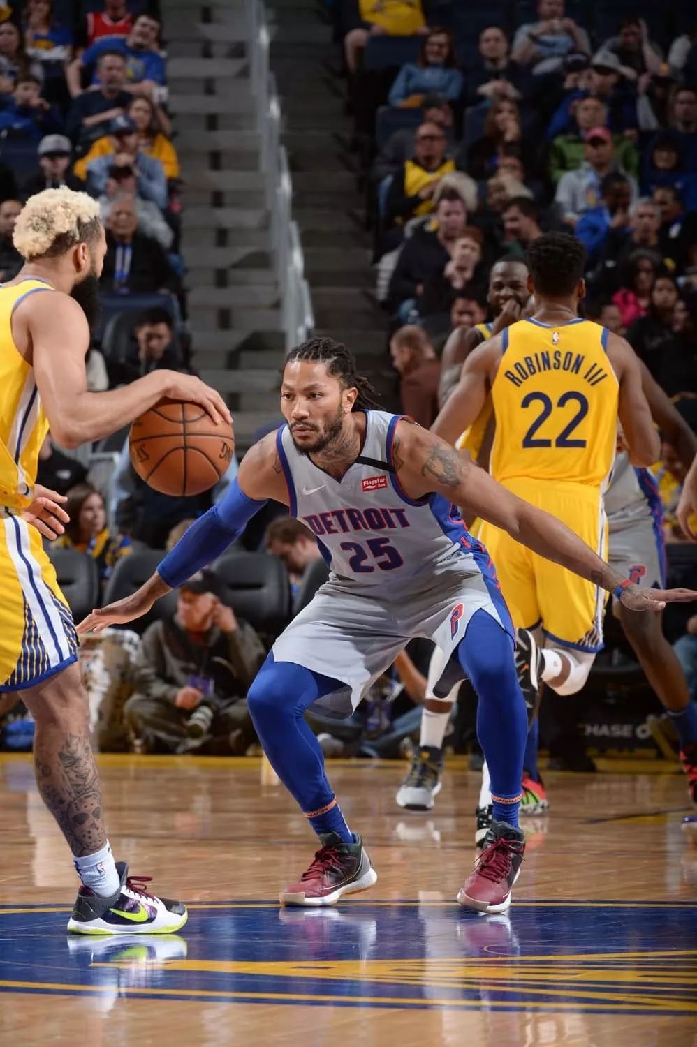 还在啃老！老詹拼尽全力持球连攻6回合 高难拉杆+暴扣打停火箭（老詹火力全开：连持球强攻6回合，高难拉杆+暴扣逼停火箭）